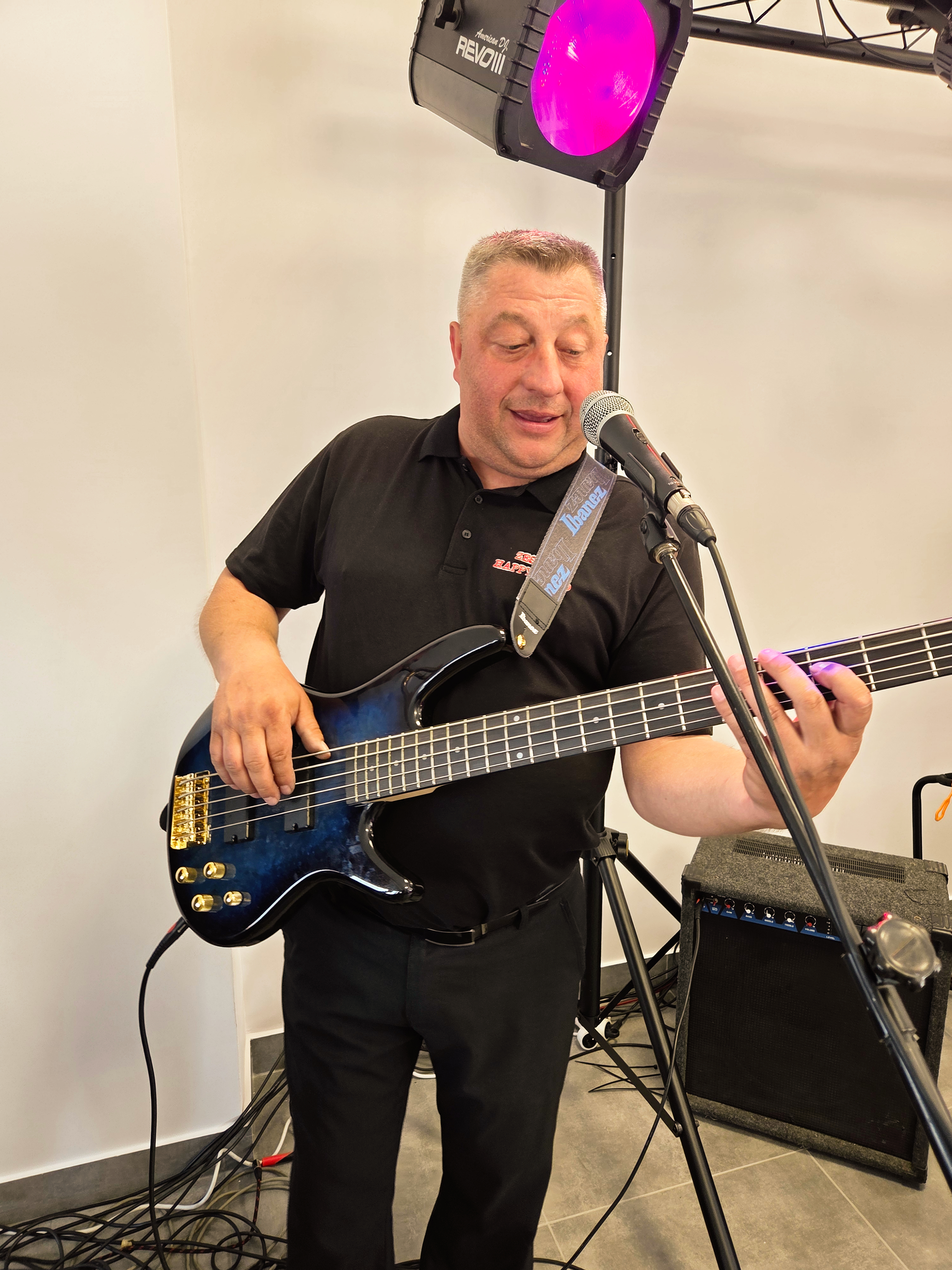 Paweł - gitara basowa i wokal